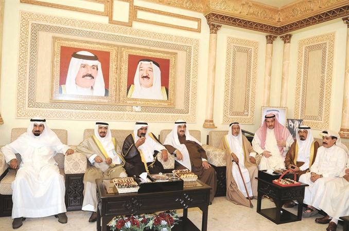 سمو الشيخ ناصر المحمد متوسطا بعض الحضور في الديوان﻿