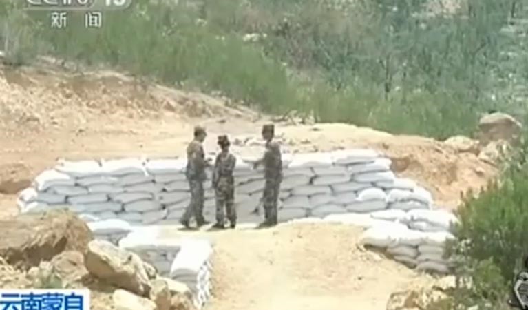 بالفيديو... فتاة في الجيش الصيني كادت تقتل نفسها ومدربها بسبب رمي قنبلة يدوية بطريقة غبية