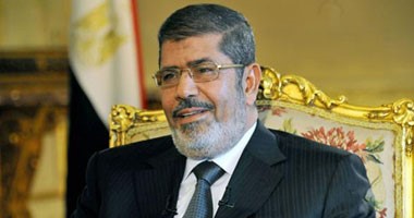 بالفيديو.. عجوز مصرية توقف موكب الرئيس المصري  لعرض شكواها عليه