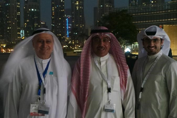 الزميل عدنان الراشد متوسطا الزميلين احمد بهبهاني وعبدالله بوفتين الذي شارك في تقديم الحفل الختامي