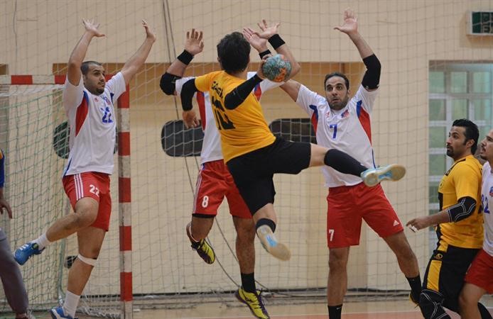 لاعب القادسية مهدي القلاف يصوب على مرمى الكويت