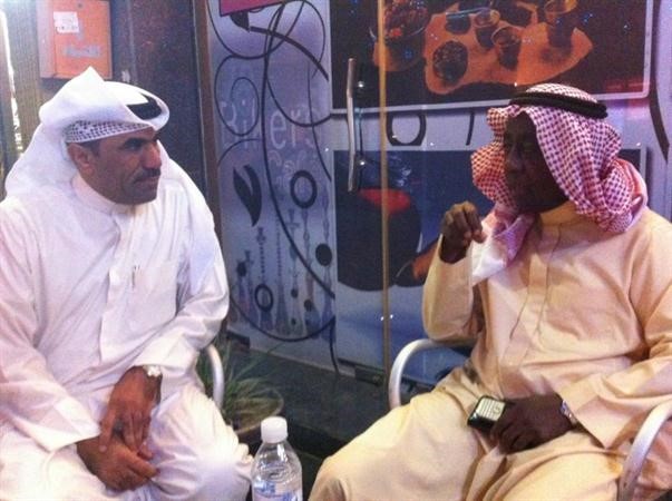 دعبدالرب ادريس متحدثا للزميل مفرح الشمري