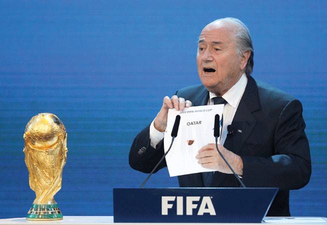 بلاتر لحظة اعلانه فوز قطر بتنظيم مونديال 2022 ويسعى لاجراء تعديلات