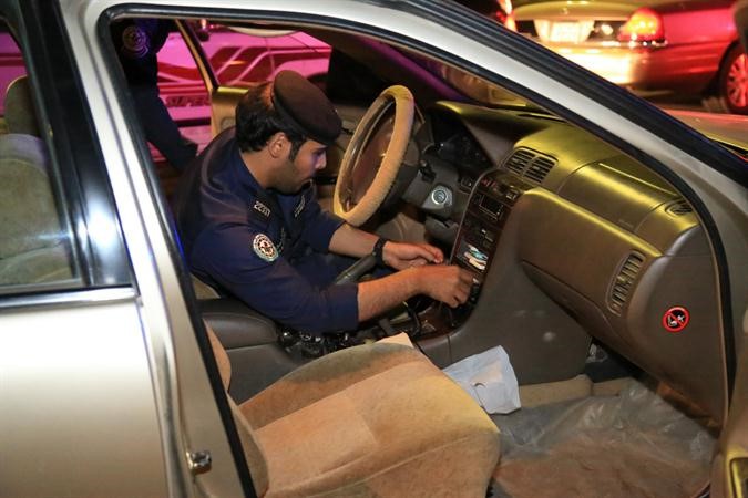 تفتيش احدى السيارات الرياضية خلال الحملة