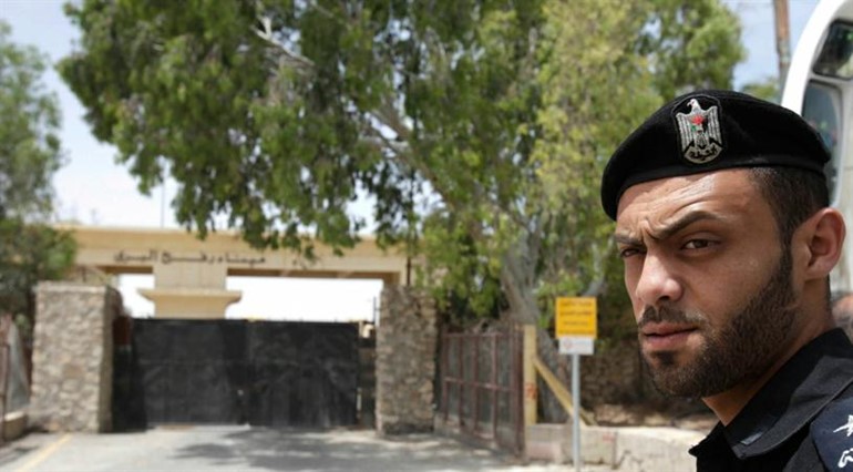 شرطي من حماس على الجانب الفلسطيني من معبر رفح الذي اغلقته مصر عقب اختطاف 7 من جنودها امس الاول رويترز
