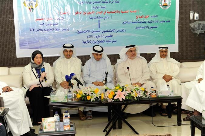 النائبان خليل الصالح ومشاري الحسيني وسناء العصفور خلال الجلسة النقاشية	 هاني عبدالله