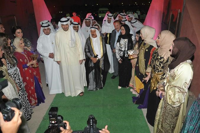 انس الصالح وجواد بوخمسين وسميرة الغريب خلال افتتاح المعرض