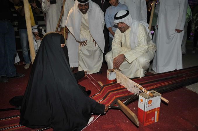 انس الصالح خلال جولته في جناح السدو