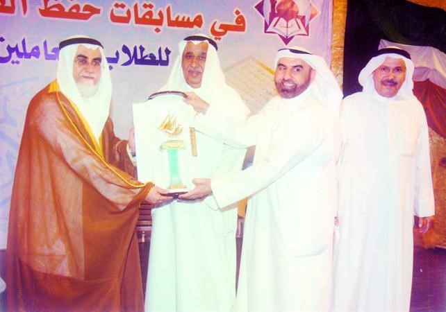 دعبدالله الكندري وعمر الغرير خلال تكريم دعبدالمحسن الخرافي