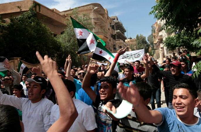 تظاهرات مناهضة للنظام السوري في مدينة الرقة امس رويترز