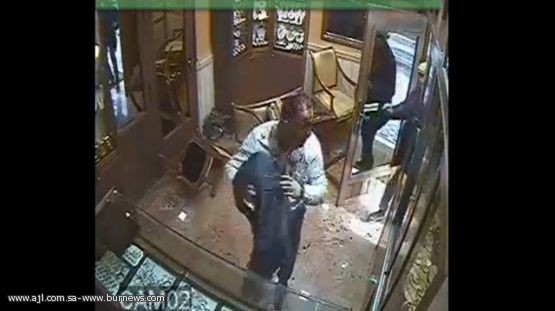 بالفيديو.. جزائري يسطو على محل مجوهرات.. شاهد ماذا حدث