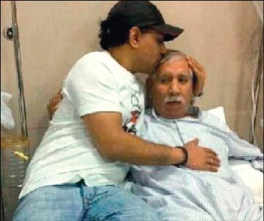 الصيرفي مع والده في المستشفى