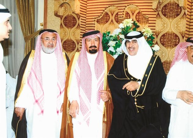 علي ال سالم وحسين ال سالم يباركان لوالد المعرسين عتيق الرشود
