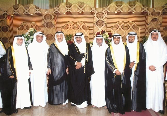 السفير القطري عبدالعزيز الفهيد وشعيب المويزري يباركان
