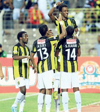 لاعب الاتحاد عدنان فلاتة يحتفل بهدفه مع زملائه