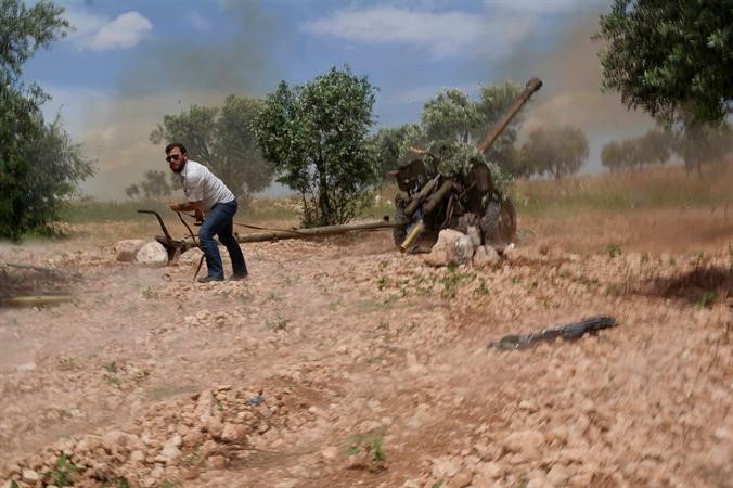 مقاتلو الجيش الحرلواء احرار الشام يطلقون صواريخ باتجاه قوات النظام السوري في ريف حلب امس الاول رويترز
