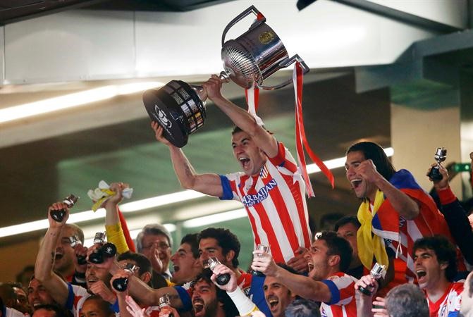 لاعبو اتلتيكو يحتفلون بتتوجيهم بكاس اسبانيا بعد الفوز على ريال مدريد في النهائي افپ