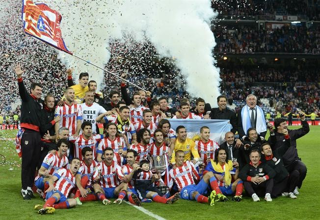 لاعبو اتلتيكو مدريد يحتفلون بالتتويج بكاس الملك الاسباني للمرة العاشرة في تاريخهم افپ