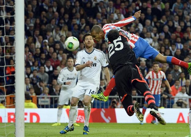 هدف الفوز لاتلتيكو مدريد جاء عبر راسية ميراندا في مرمى الريال ليهدي فريقه كاس اسبانيا رويترز