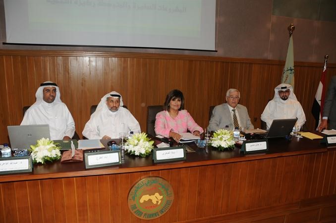 المشاركون في الحلقة النقاشية انور الكندري
