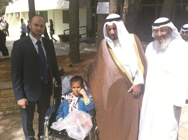 د عبدالله المعتوق مع احد الاطفال السوريين﻿