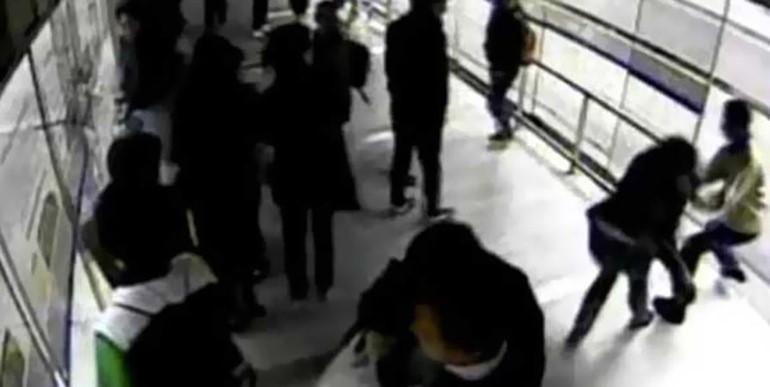 بالفيديو.. لص سرق فدهسته حافلة .. وشاركت بإنقاذه المرأه المسروقة