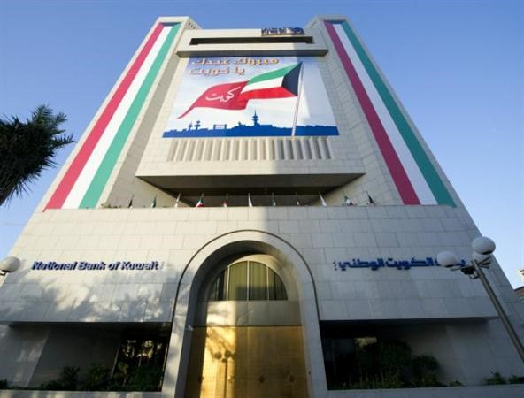 مبنى البنك الوطني مزينا بعلم الكويت