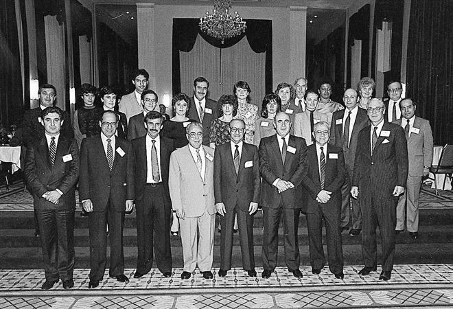 لقطة تذكارية بمناسبة افتتاح فرع بنك الكويت الوطني في نيويورك عام 1984يظهر فيها اعضاء مجلس الادارة محمد عبدالمحسن الخرافي ويعقوب يوسف الحمد واحمد صالح الشايع ومصطفى جاسم بودي وناصر مساعد الساير والرئيس التنفيذي للمجموعة ابراهيم دبدوب مع قيادات من البنك وموظفي الفرع