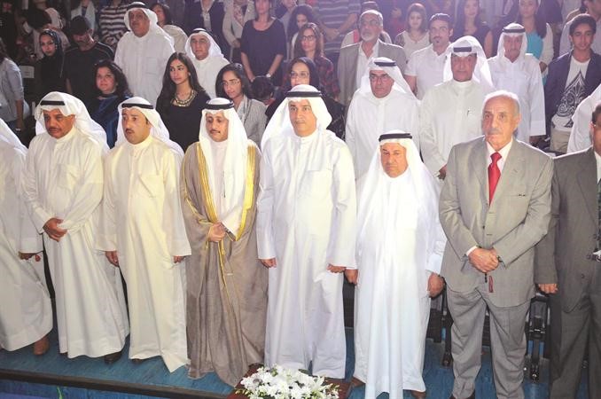 السنعوسي والعجمي وماليوحة والدويش والعسعوسي اثناء السلام الوطني﻿