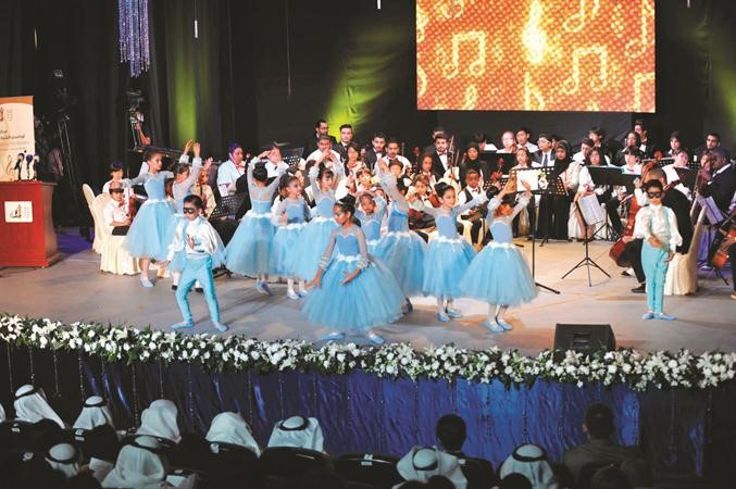 مجموعة من الاطفال اثناء فقرة الباليه﻿