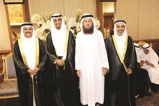 خالد السلطان يبارك
