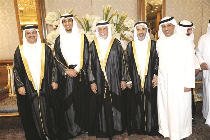 عبدالعزيز الغنام واحمد الغنام يباركان

