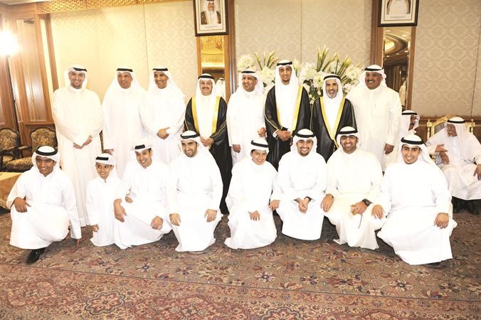 المعرس مع الاهل في لقطة تذكارية بالمناسبة السعيدة
