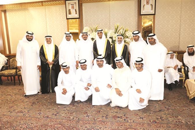 لقطة تذكارية للمعرس مع الاهل والاصدقاء
