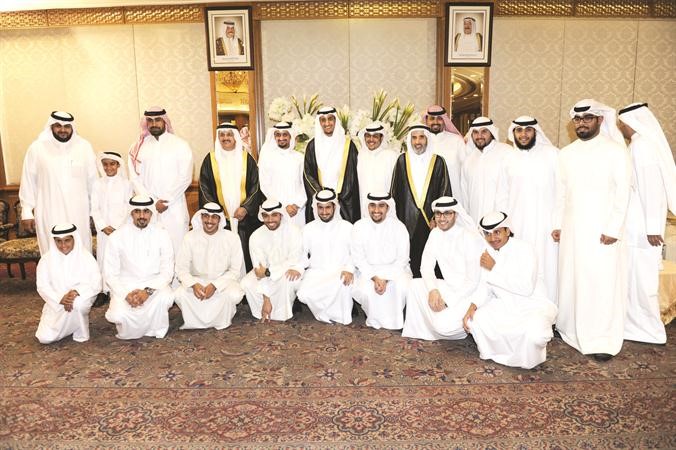 المعرس متوسطا الاصدقاء في لقطة تذكارية