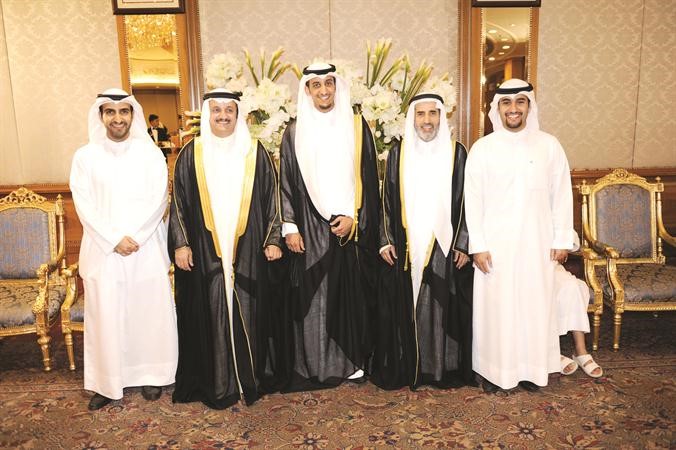 المعرس متوسطا والده وشقيقيه بدر وعبدالله الربيعة وعمه شايع الشايع
