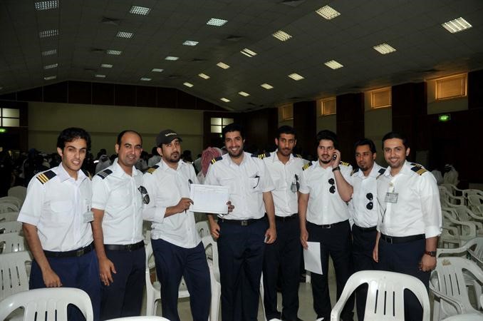 مجموعة من العاملين يعرضون مطالبهم