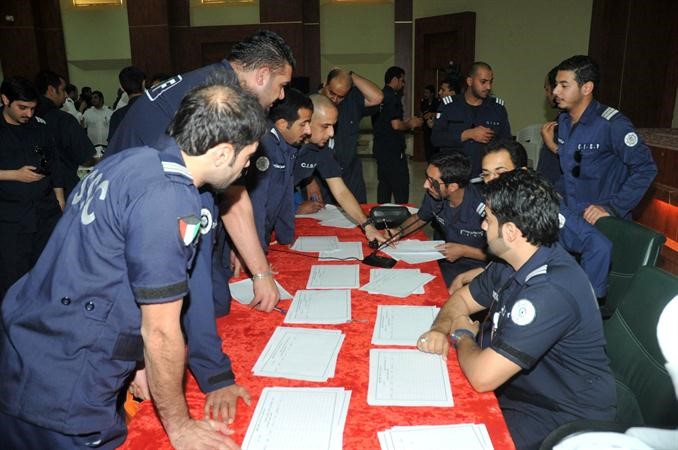 حوار بين مجموعة من العاملين