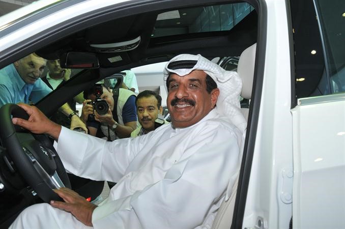 محمد البشر داخل مرسيدس الفئة E الجديدة كليا