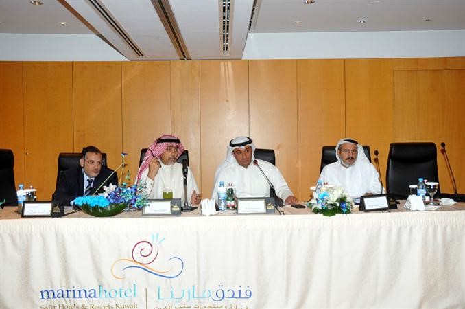 راشد حمادة مترئسا الجمعية العمومية وبجانبة فوزى المسلم 	متين غوزال