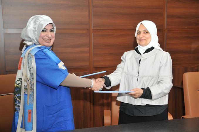 باسمة الدهيم وهند الصبيح في جانب من توقيع الاتفاقية