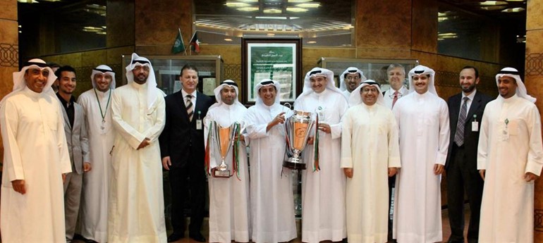 العمر يحمل كاس المصارف لكرة القدم مع فريق بيتك الفائز