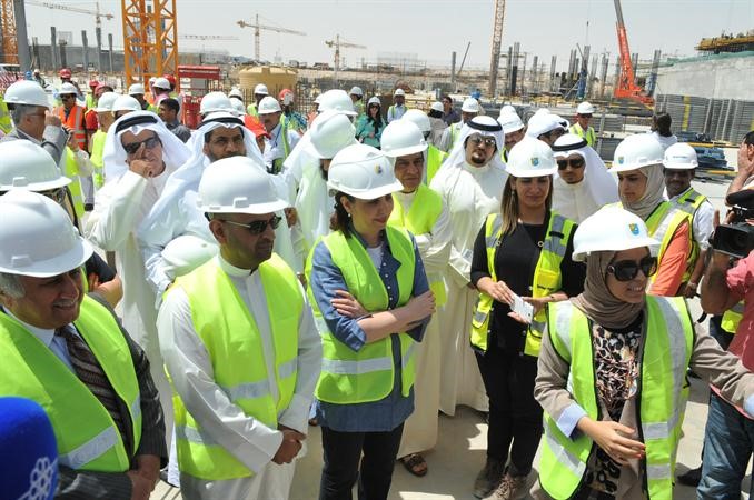 دالحجرف ودشتي والحضور يستمعون لشرح من احدى مهندسات المشروع سعود سالم