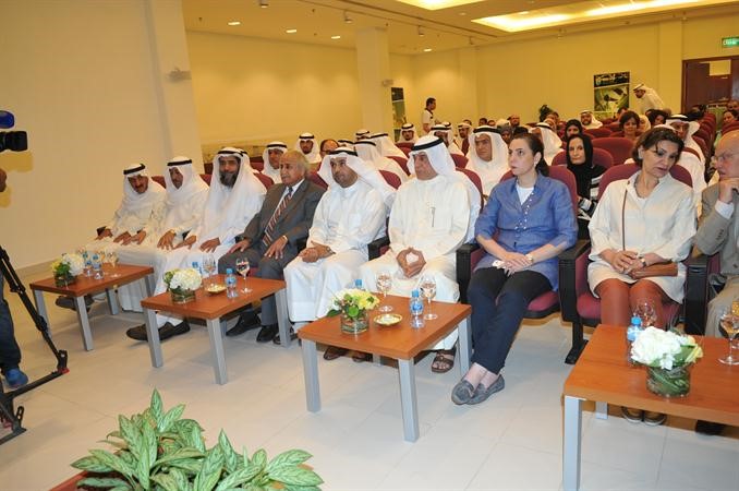 دنايف الحجرف ودرولا دشتي ودعبدالرحمن الجيرانودعبداللطيف البدر يستمعون لعرض مرئي عن المشروع