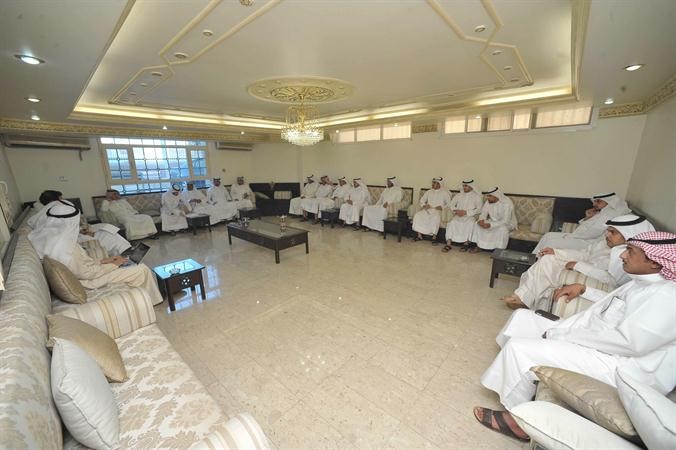 جانب من الحضور في ديوان م سالم العازمي خلال المؤتمر الصحافي
