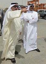 الشيخ احمد مشعل الاحمديستمع لشرح من الشيخ دصباح جابر العلي حول طبيعة عمل ميناء الشعيبة