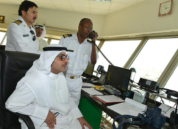الشيخ احمد مشعل الاحمد خلال زيارته لميناء الشعيبة