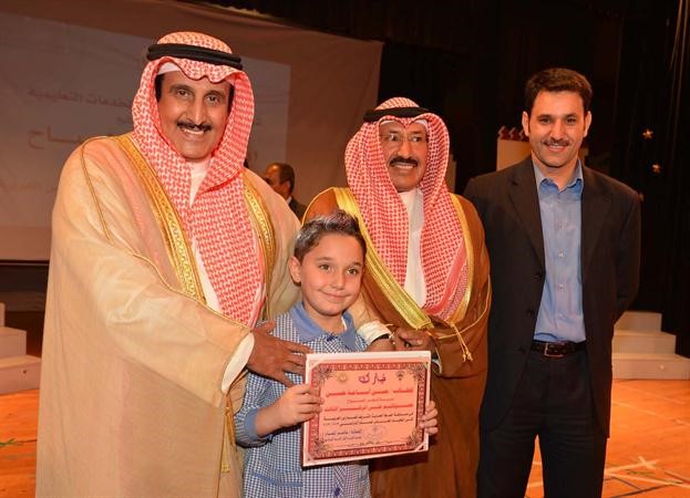 الشيخ دابراهيم الدعيج يكرم احدى الفائزات