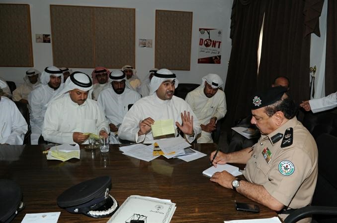 اللواء عبدالفتاح العلي يدون الملاحظات الخاصة باصحاب مكاتب التاكسي الجوال قاسم باشا