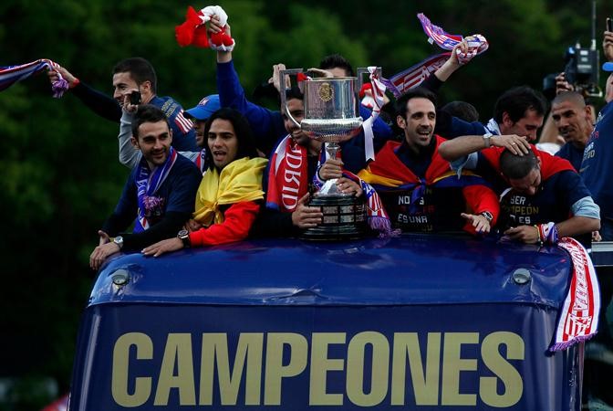 حافلة نجوم اتلتيكو مدريد ابطال الكاس تطوف شوارع مدريد رويترز